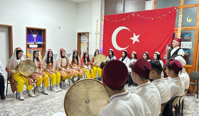 Lise Öğrencilerinden Ramazan Ayına İlahili Karşılama