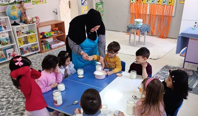 Minikler İftar İçin Kolları Sıvadı Yoğurt Mayaladı