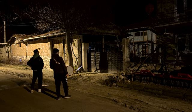 Mahalleliyi Sahurda Davulcular Değil, Gençler Uyandırıyor