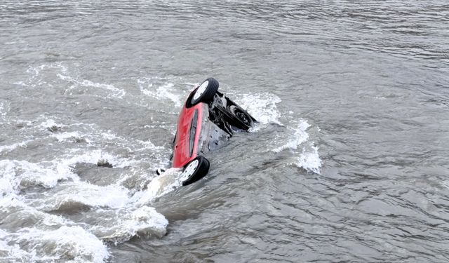 Otomobil Nehre Uçtu: 2 Yaralı