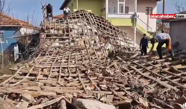 Deprem’de Alaca’daki Eski Ev De Yıkıldı