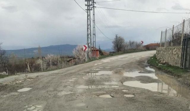 Köstebek Yuvasına Dönen Grup Yolu Tehlike Saçıyor