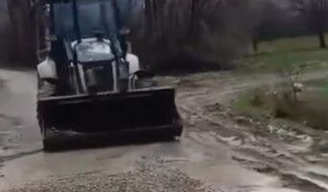 Çukurlar Oluşan Yolu Köylüler Kendi İmkanlarıyla Kapatmaya Çalışıyor