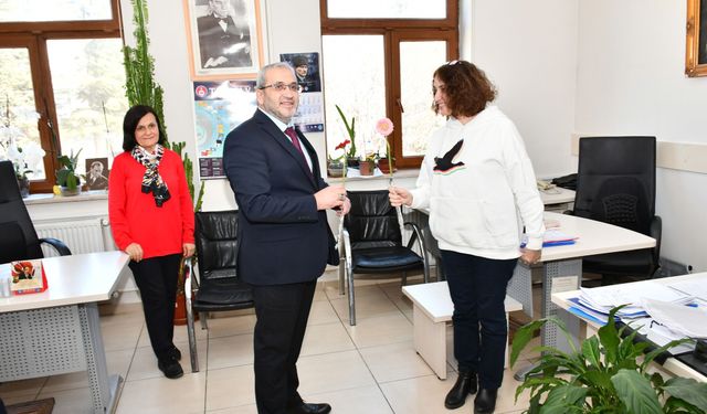 Çağlar’dan Kadınlara Karanfilli Jest!