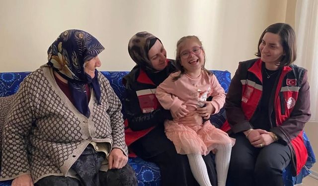 Yalnız Yaşayan Güngörmüşlerin Yüzünü Minikler Güldürdü