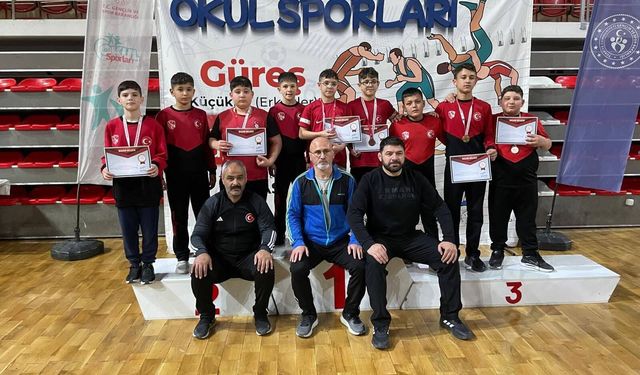 Ata Sporu Güreşte Çorumlu Sporcular Sivas’ta Mindere Damga Vurdu