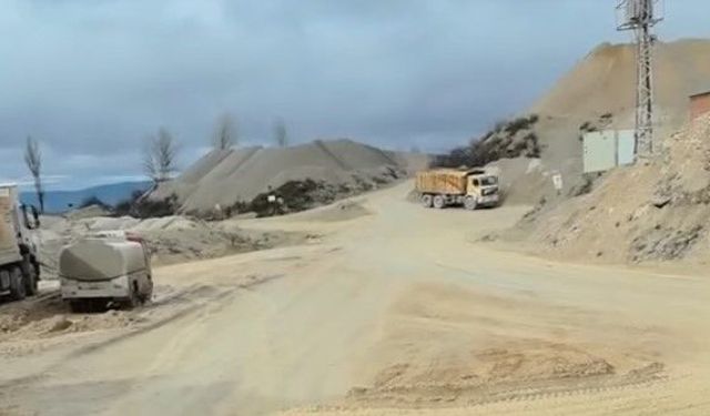 Yıllardır Bitmeyen Yol Çilesine Köylüler İsyan Etti