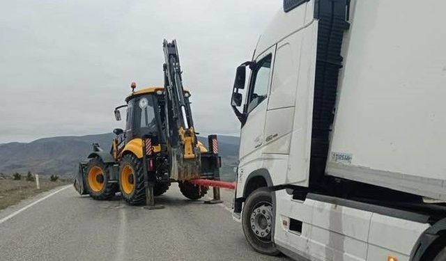 Yoldan Çıkan Tır Belediye Ekiplerince İş Makinesiyle Kurtarıldı