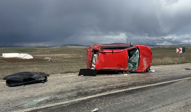 Kontrolden Çıkan Otomobil Devrildi: 3 Yaralı