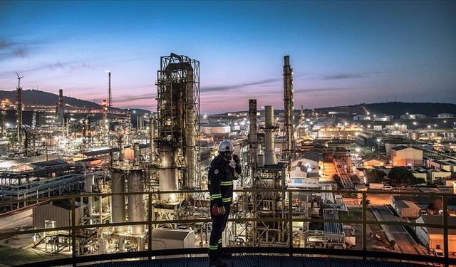 Türkiye Zorunlu Petrol Stoklarını Piyasaya Açıyor