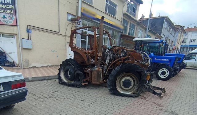 Küle Dönen Traktörüyle, Bayi Önünde İsyan Etti!