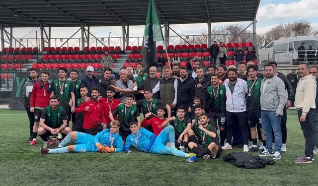 Lig Bitmeden Şampiyon Oldular! Kupalarını Alıp Sevince Boğuldular