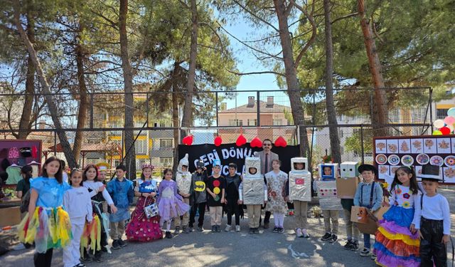 Öğrenciler Atıkları Kostümlere Dönüştürdü