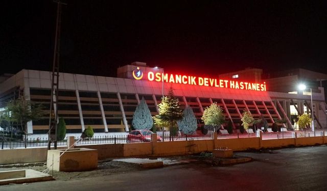 Tekel Bayisi Önünde Bıçaklı Kavga! Boğazından Yaralandı