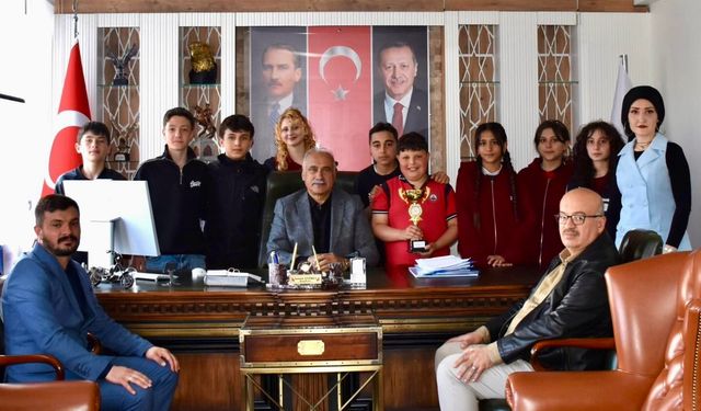 Başkan Çizikci’den Başarılı Genç Tiyatroculara Tebrik