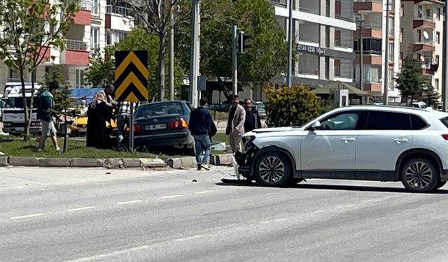 Hitit Kavşağı’nda Kaza: Otomobil Refüje Çıkıp Direğe Çarptı, 2 Yaralı