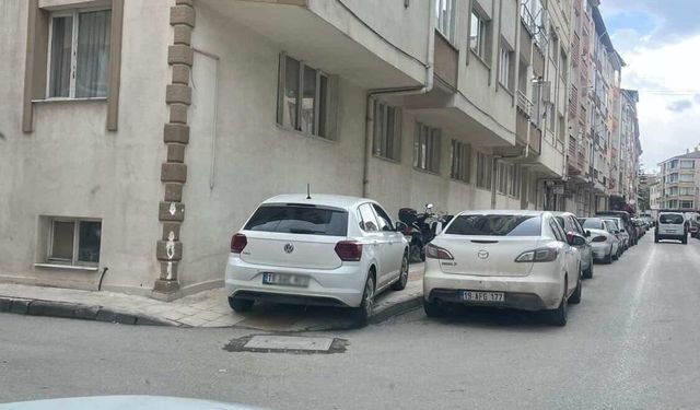 Duyarsız Park Tepki Çekti: Kaldırımı Kapatan Araç Yayalara Zor Anlar Yaşattı