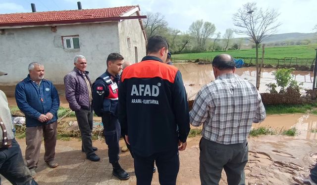Köy Sele Teslim Oldu! Vatandaşları AFAD ve Jandarma Kurtardı