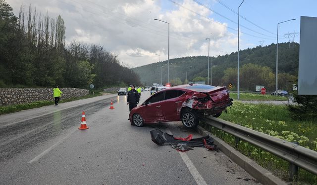 Kavşakta Can Pazarı! İki Araç Çarpıştı, 3 Yaralı