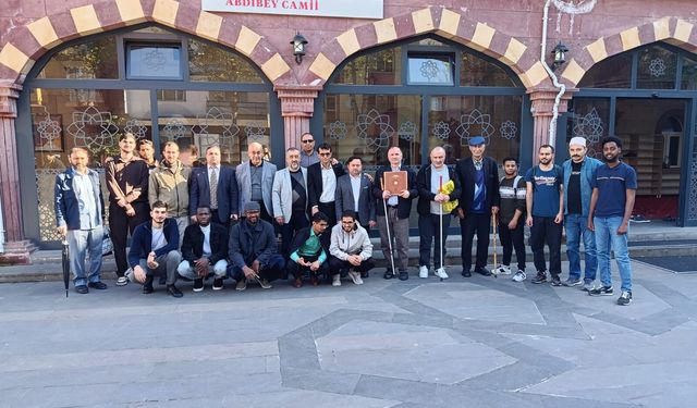 Farklı Ülkelerden Öğrenciler İle Görme Engelliler Camide Buluştu