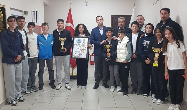 Şampiyon Okçular Kaymakam Yüce’yi Ziyaret Etti