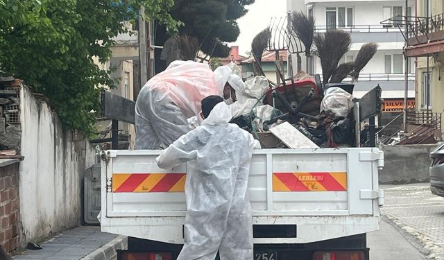 Çorum’da Çöp Ev Alarmı! Kamyonetler Dolusu Çöp Çıkarıldı