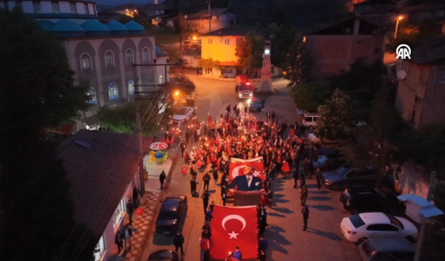 Cumhuriyet Meydanı Kırmızı Beyaza Büründü