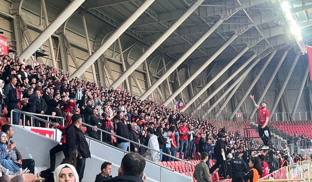 Stadyum Tıklım Tıklım, Heyecan Dorukta!