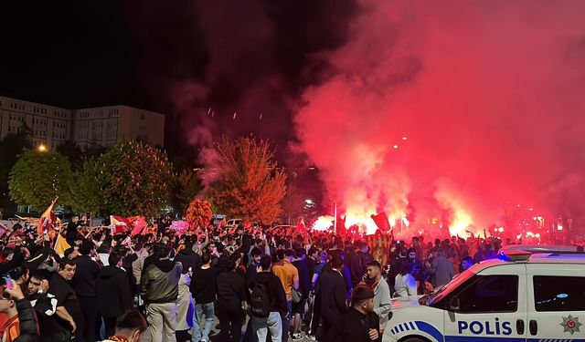 Çorum’da Şampiyonluk Kutlamaları! Kadeş Barış Meydanı Sarı-Kırmızıya Büründü