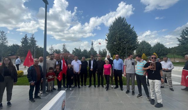 Çorum’da Temsili Askerlik Coşkusu! Asker Kınası Yakıldı, Şehitlikte Dua Edildi