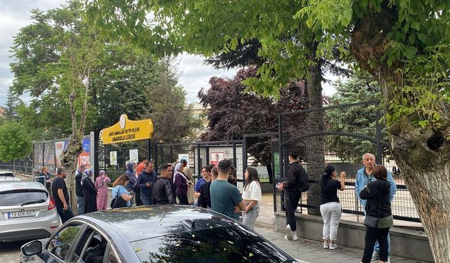 Çorum’da Öğrenciler Sınavda, Veliler Dışarıda Heyecanlandı