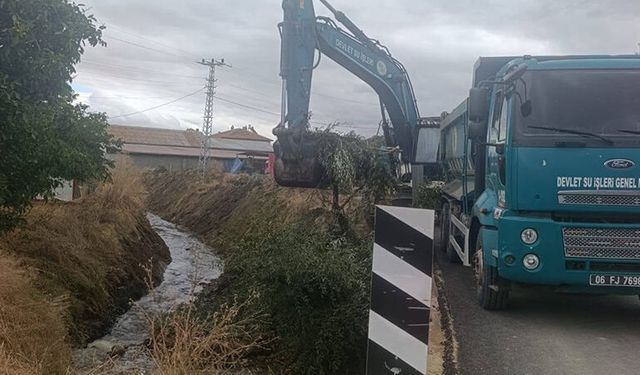 DSİ, Mecitözü’nde Dere Temizliğine Başladı