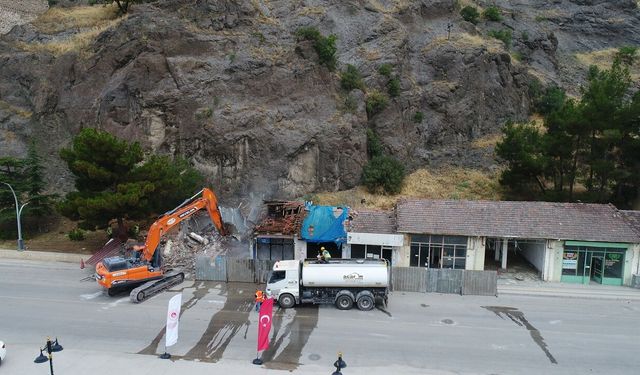 7 Bin Yıllık Kandiber Kalesi'nin Çevresinde Yıkım Çalışmaları Başladı