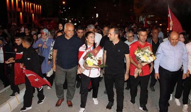 Dünya Şampiyonu Özdenur’a Coşkulu Karşılama