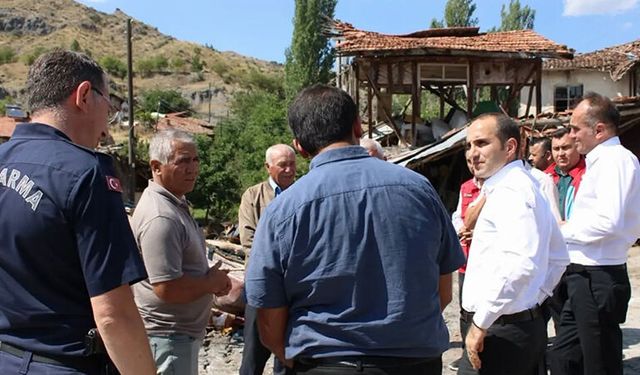 Kaymakam Polat, Evi Yanan Aileleri Ziyaret Etti
