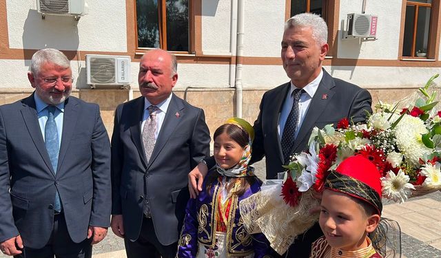 Ticaret Bakanı Ömer Bolat Çiçeklerle Karşılandı