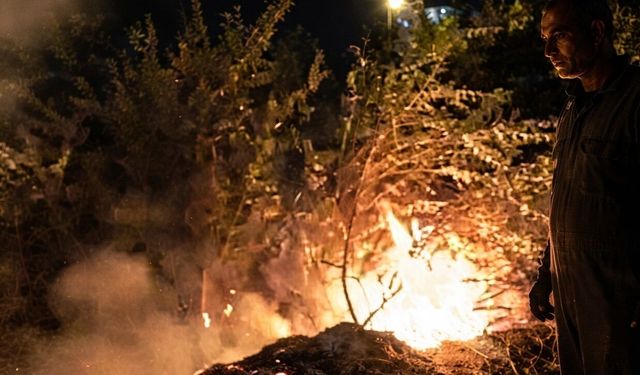 Alevler Geceyi Aydınlattı Köyden Dumanlar Yükseldi