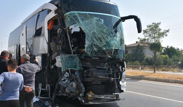 Yolcu Otobüsü Kamyonete Çarptı: 1 Ölü, 15 Yaralı