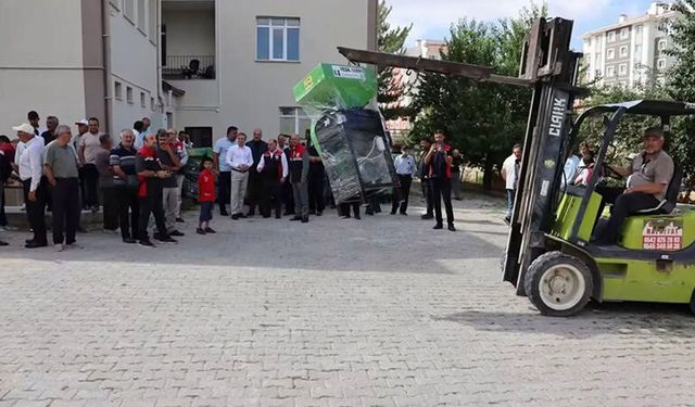 Alaca’da Üreticilere Yem Ezme Makinesi Desteği