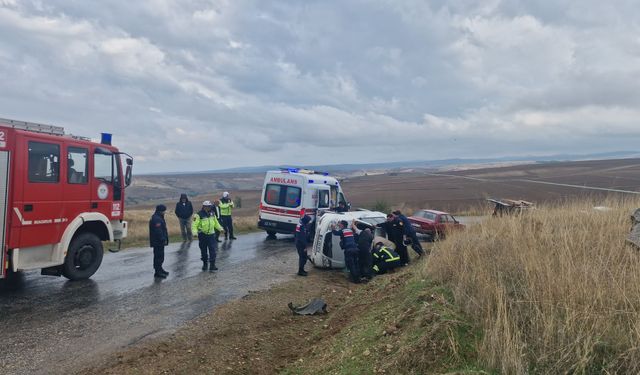 Devrilen araçta mahsur kaldılar: 2 Yaralı