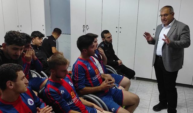 Başkan Ünlü’den sporculara tatlı ikramı