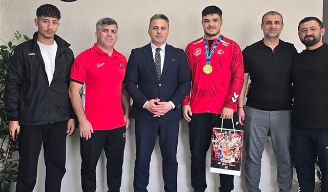 Şampiyon güreşçi Gençlik ve Spor İl Müdürlüğü’nü ziyaret etti