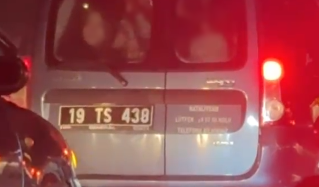 Şoke eden görüntüler: Çocuklar resmi araçta böyle taşındı