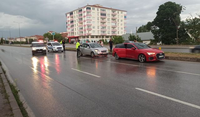  İki Otomobil Çarpıştı: 2 Yaralı