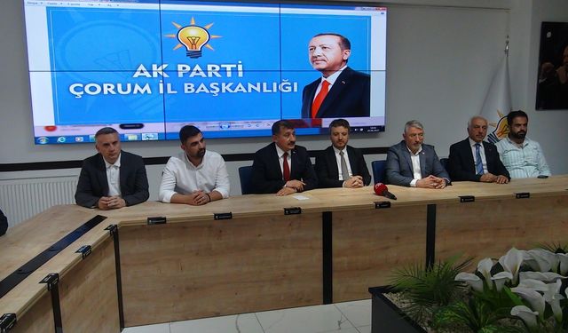Ak Partililer Parti Binasında Bayramlaştı
