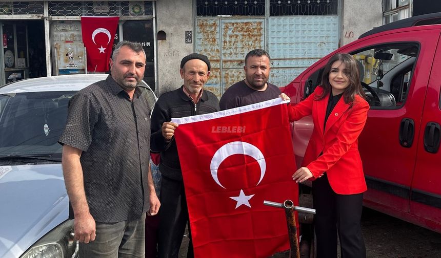 Laçin Kaymakamı Şimşek, Vatandaşlara Türk Bayrağı Dağıttı