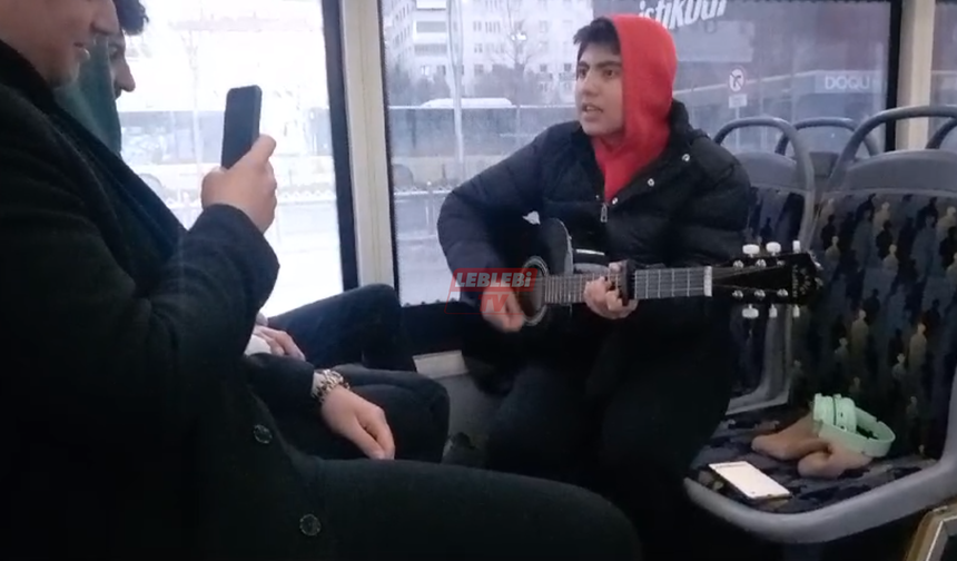 Halk Otobüsünde Gitarıyla Müzik Ziyafeti Çekti