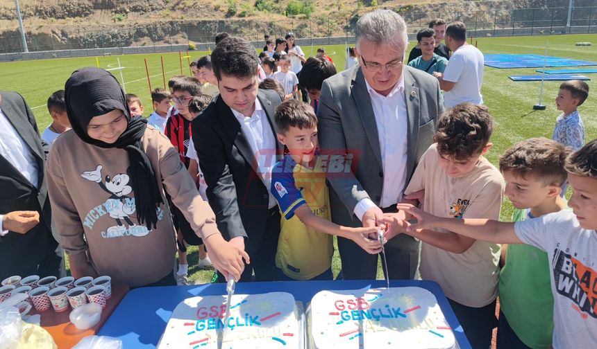 Kaymakam Turan ve Başkan Cebeci Şenlikte Minikleri Yalnız Bırakmadı