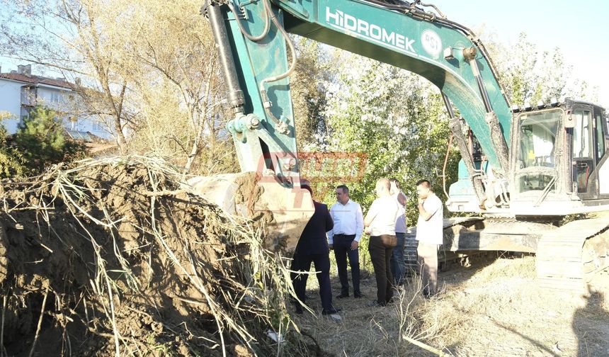 Başkan Dere, “Budaközü Deresi Sel Taşkınlarına Karşı Temizleniyor”