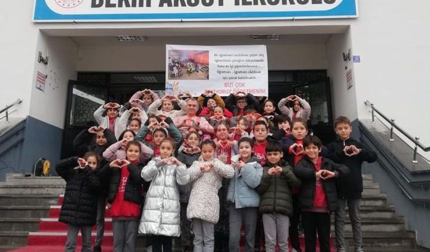 İlkokul Öğrencilerinden Öğretmenlerine Pankartlı Kutlama